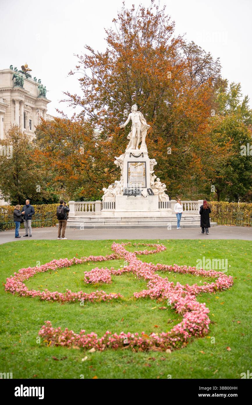 Feierlichkeiten zum österreichischen Nationalfeiertag im Schloss Hofburg mit Militärparade, Flugzeugüberführungen, Soldaten, Fahrzeugen, Menschenmassen zu Ehren von Stolz und Geschichte Stockfoto