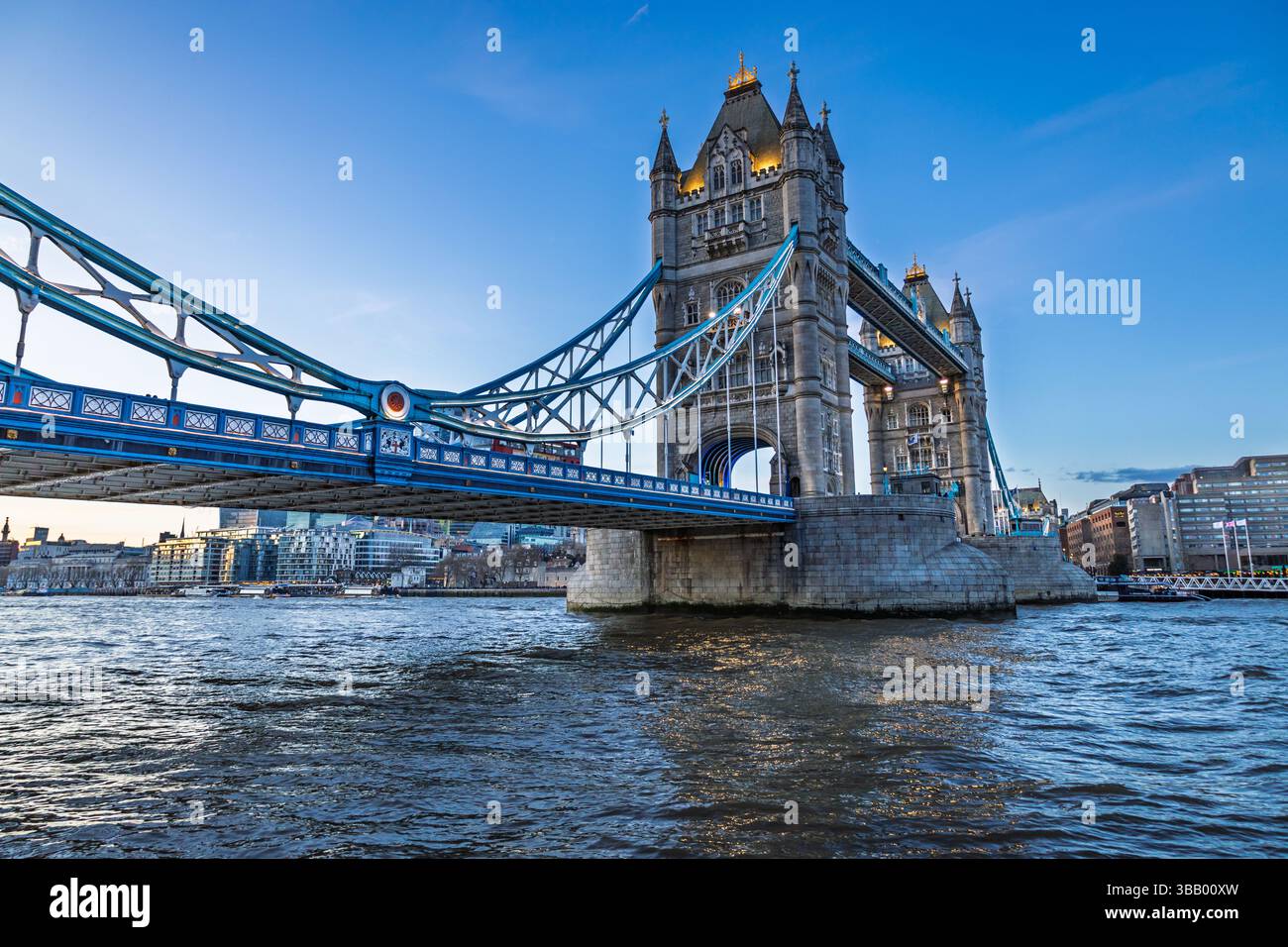 Tower Bridge über die Themse bei Sonnenuntergang in London, England – berühmter Blick auf Wahrzeichen Stockfoto