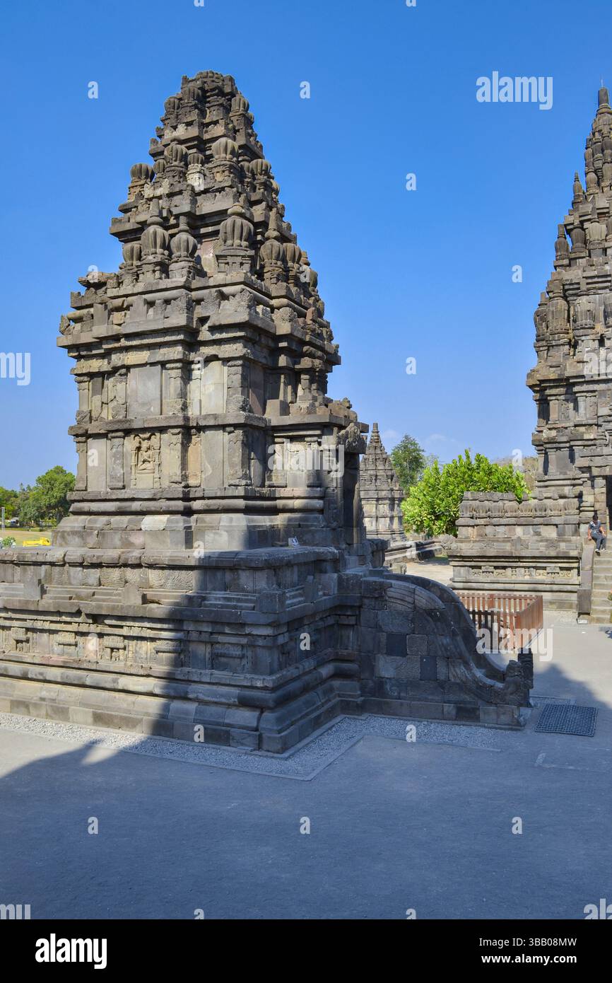 Candi Apit Utara, ein Schutztempel aus dem 9. Jahrhundert in Prambanan, erbaut als Teil von Shivas göttlichem Komplex mit komplizierten Hindu-Schnitzereien. Stockfoto