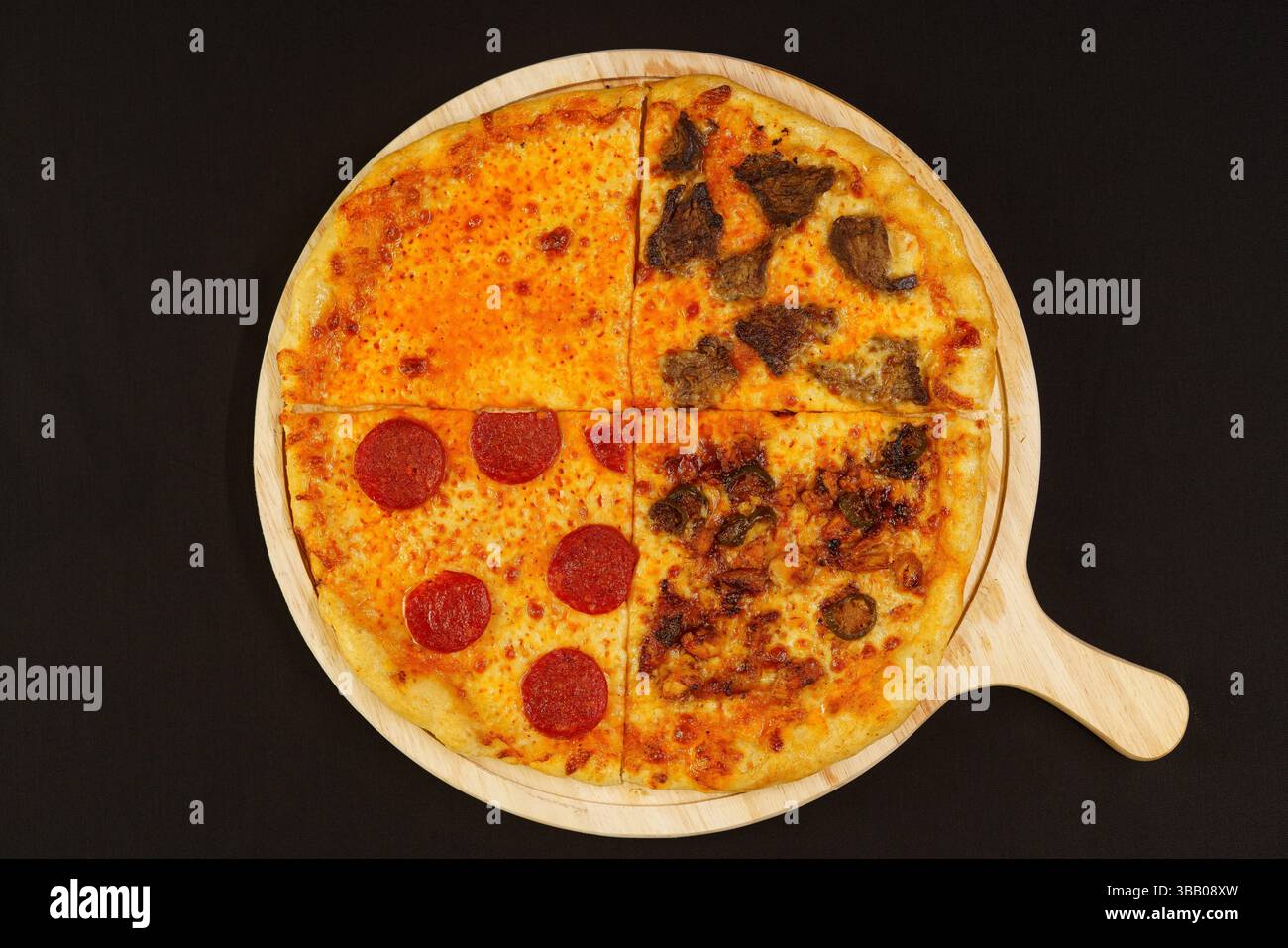 Ulaanbaatar, Mongolei. Mai 2025. Frisch gekochte gemischte Pizza. Quelle: L.Enkh-Orgil. Stockfoto