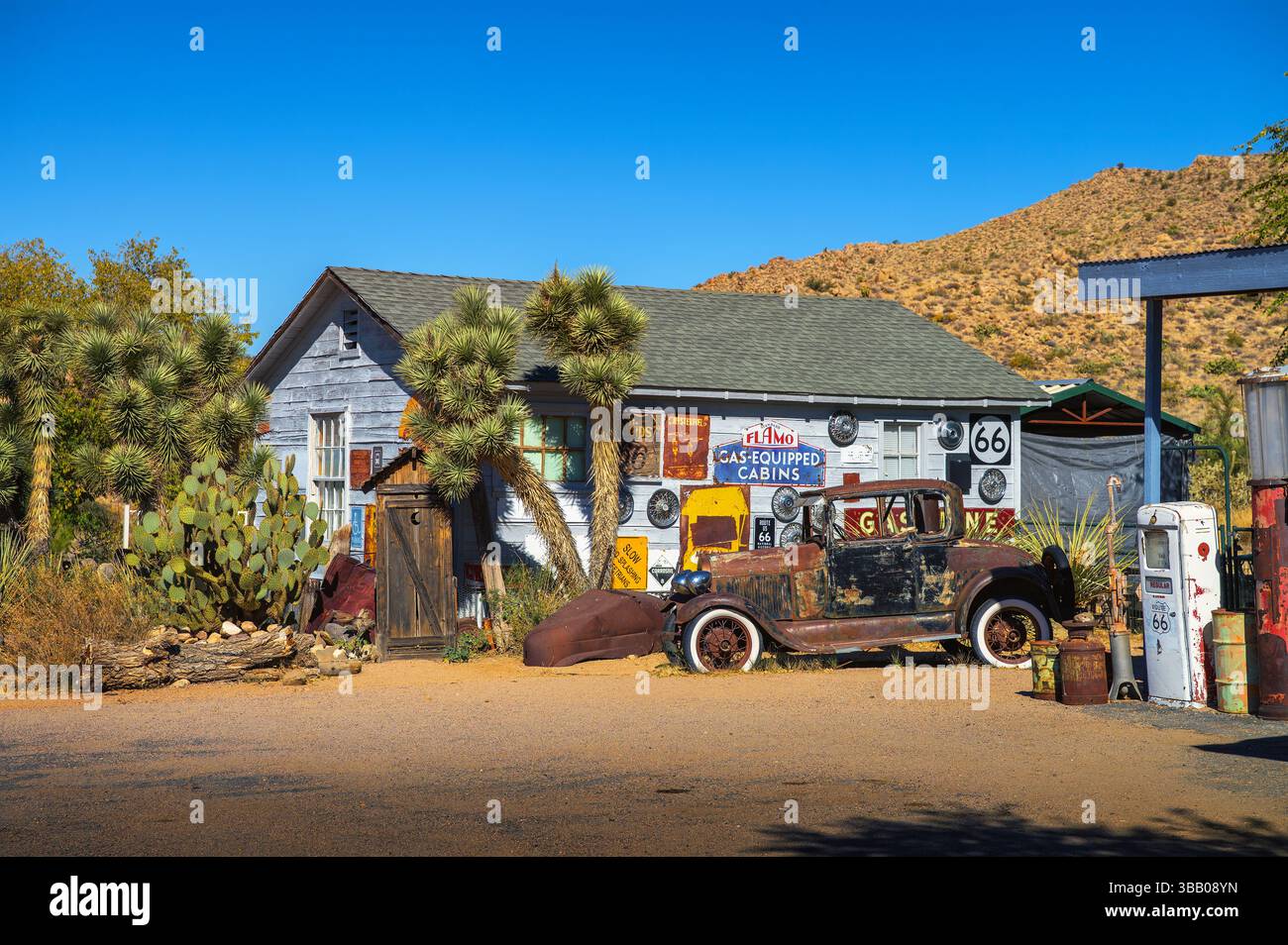 Verlassenes Auto im Hackberry General Store an der historischen Route 66 in Arizona Stockfoto