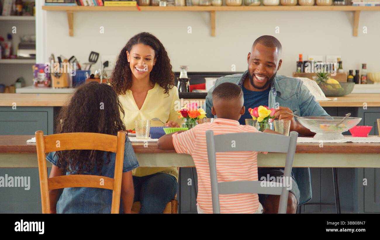 Die Familie Sitzt Am Tisch Und Isst Gemeinsam Zu Hause Stockfoto