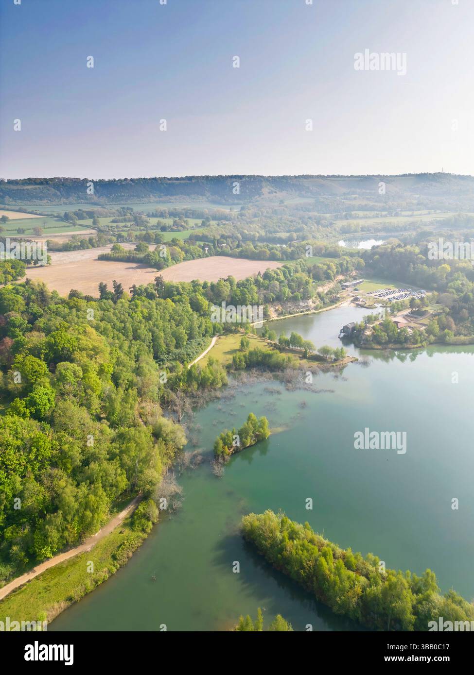 Blick aus der Vogelperspektive auf den buckland Park Lake, ein Erholungs- und Wassersportzentrum in der Nähe von dorking in surrey Stockfoto