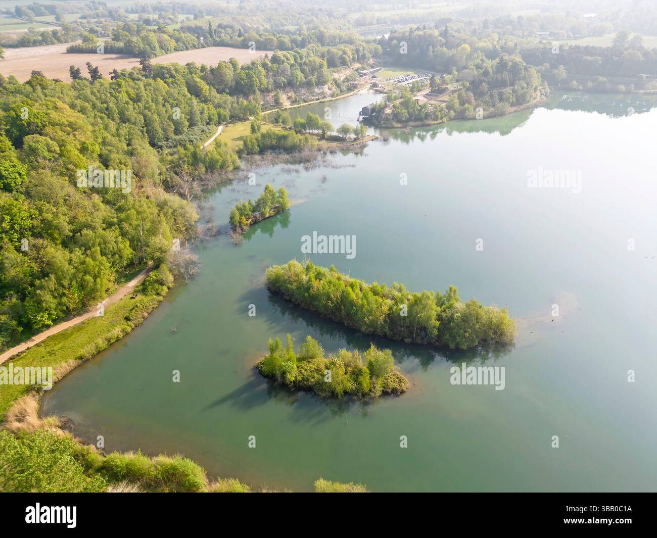 Blick aus der Vogelperspektive auf den buckland Park Lake, ein Erholungs- und Wassersportzentrum in der Nähe von dorking in surrey Stockfoto