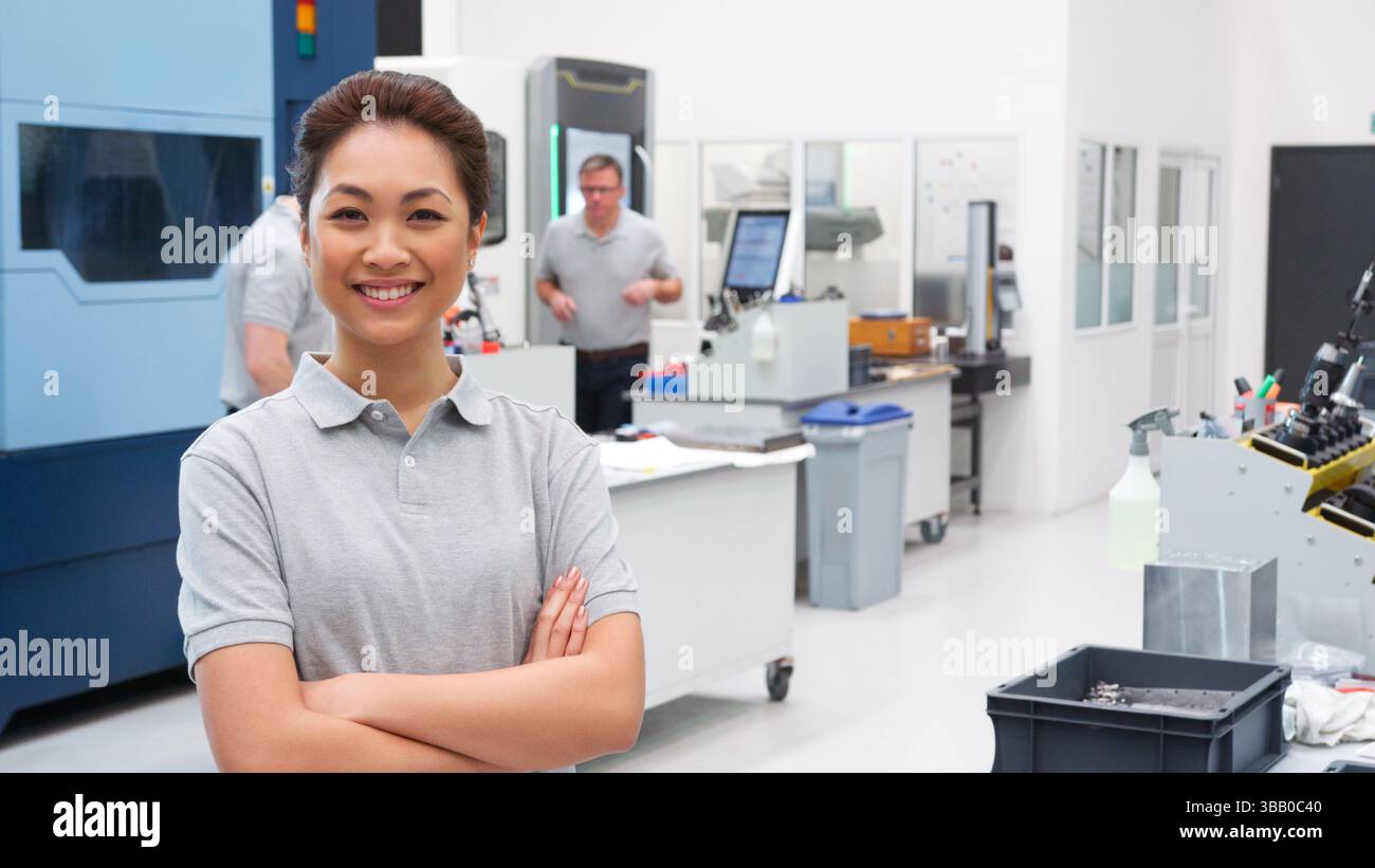 Portrait von Ingenieurin auf dem Boden des geschäftigen Workshop Stockfoto