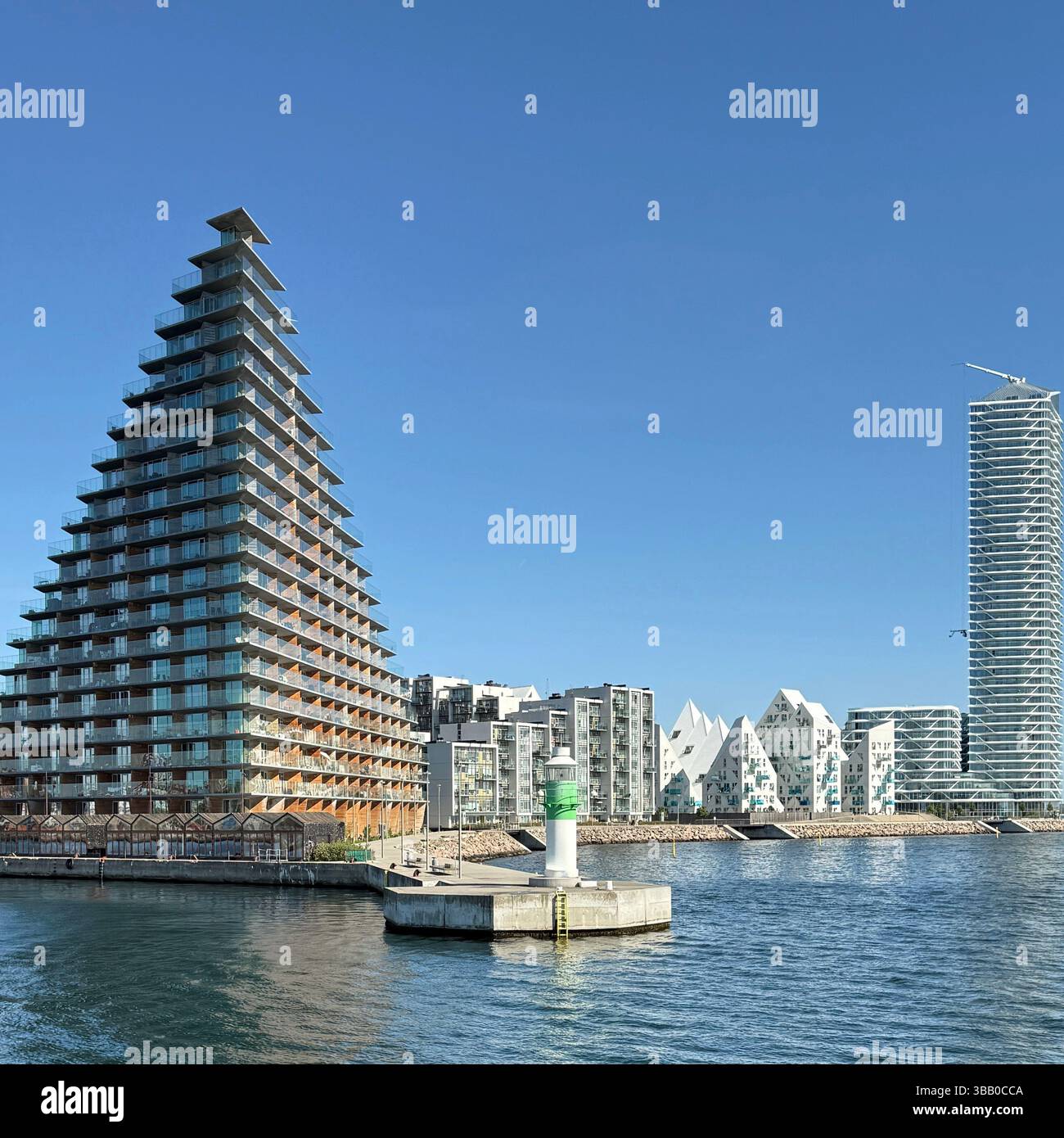 Blick auf das Land der modernen Apartmentgebäude am Wasser, einschließlich des Eisbergs und des Leuchtturms, Aarhus, Jütland, Dänemark Stockfoto