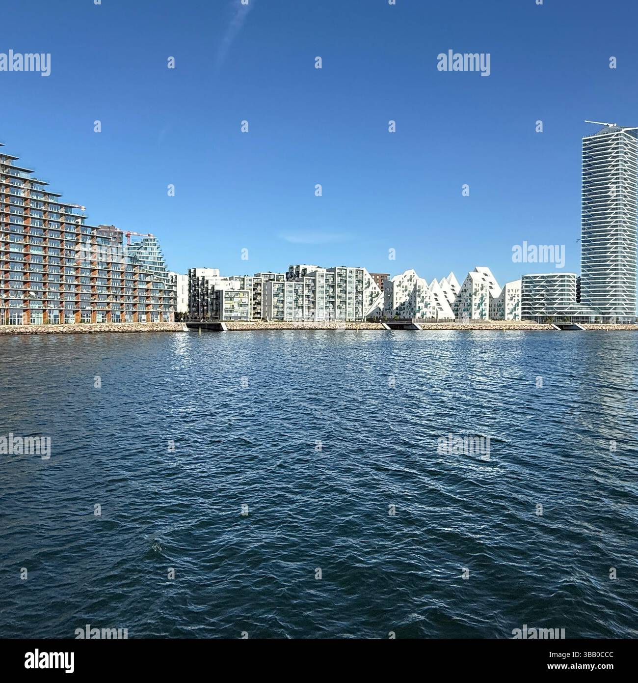 Blick auf das Land der modernen Apartmentgebäude am Wasser, einschließlich des Eisbergs und des Leuchtturms, Aarhus, Jütland, Dänemark Stockfoto