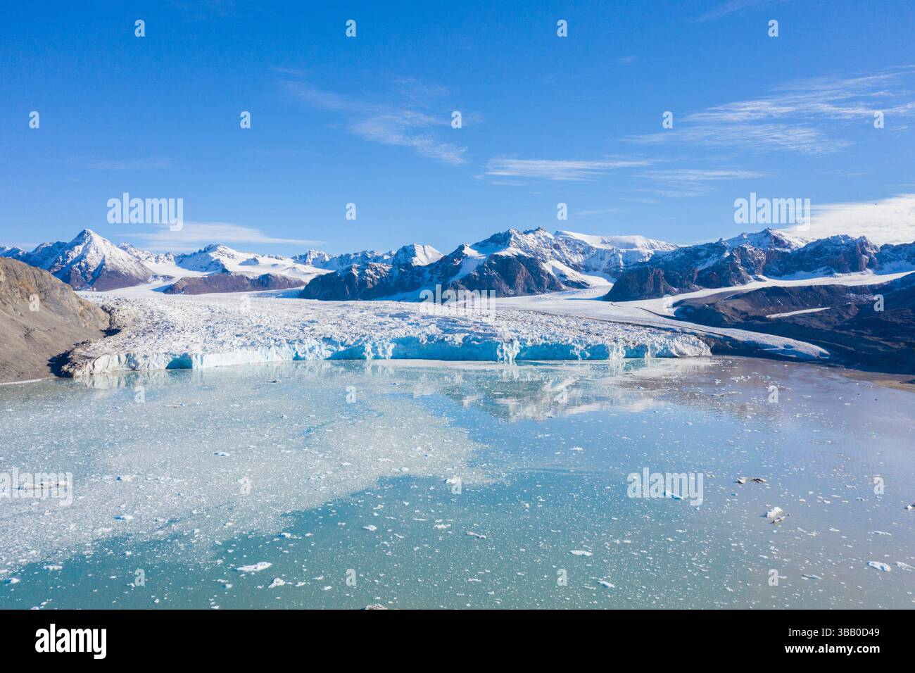 Luftaufnahme des Fjortende Julibreen, eines Gletschers im Haakon VII Land bei Spitzbergen, Svalbard Stockfoto