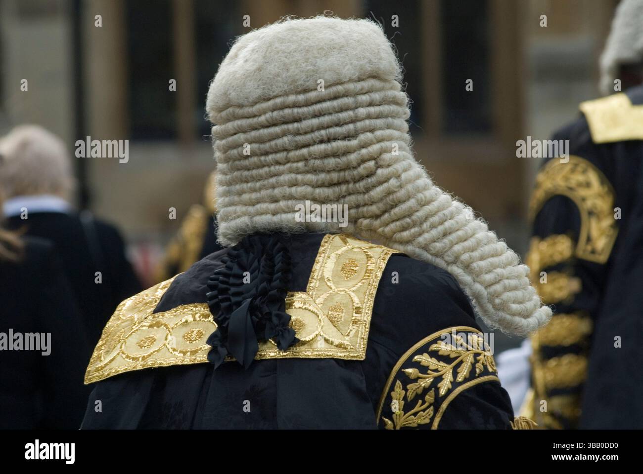 Ein Lord Justice of Appeal in zeremoniellen Gewändern, Rückansicht mit einer Richterperücke beim jährlichen Lord Chancellors Breakfast, das jeden Oktober den Beginn des gesetzlichen Jahres markiert. Er läuft von Westminster Abbey zum House of Lords. London, England. Oktober 2006 UK 2000s HOMER SYKES . Stockfoto
