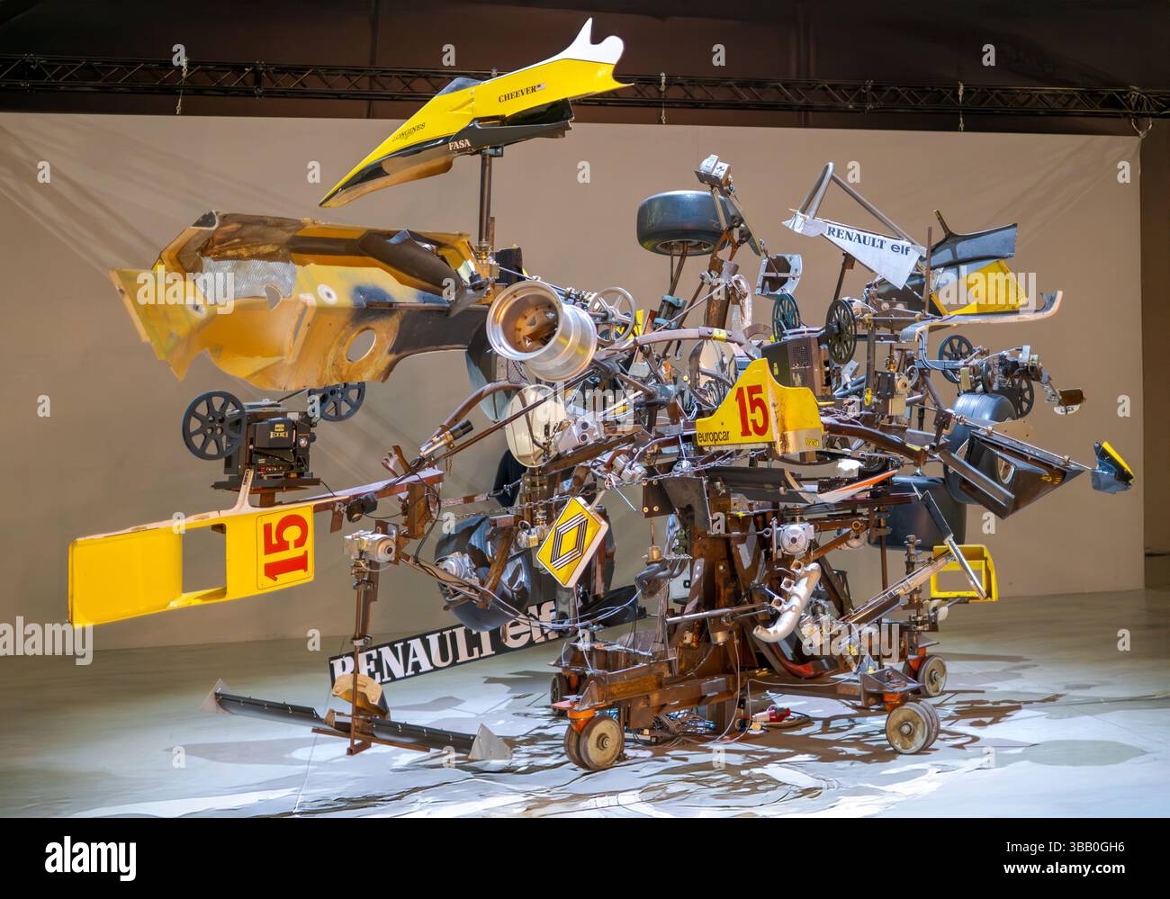 Jean Tinguely, Pit-Stop, 1984, Montage von zwei Renault RE40 Rennwagen, mehreren Eisenteilen, vierzehn Elektromotoren, vier 16-mm-Filmprojektoren, Stockfoto
