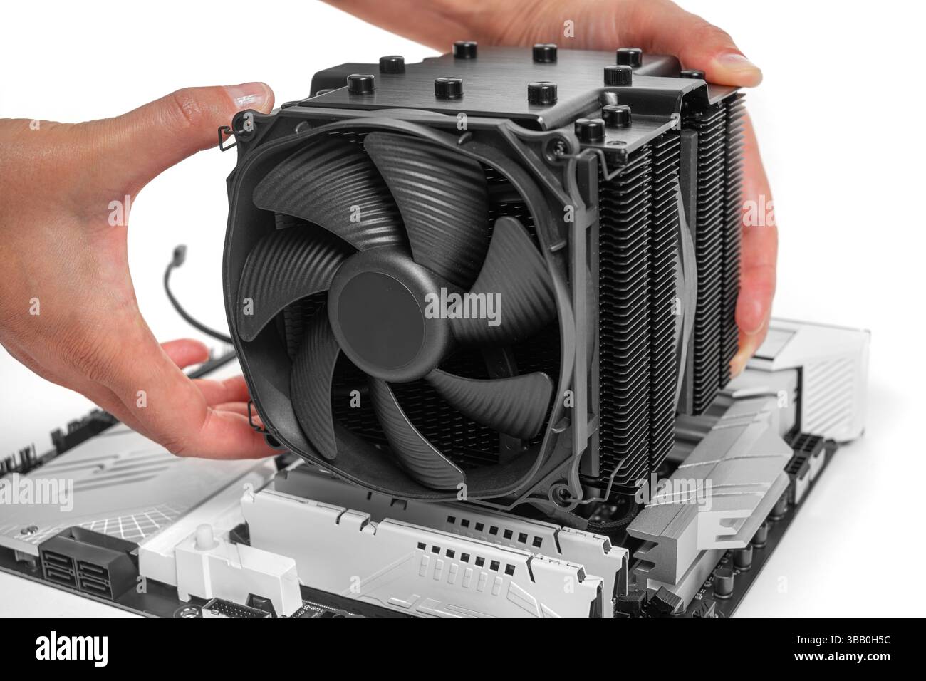 Eine Person installiert einen großen schwarzen CPU-Kühler im Tower-Stil Stockfoto