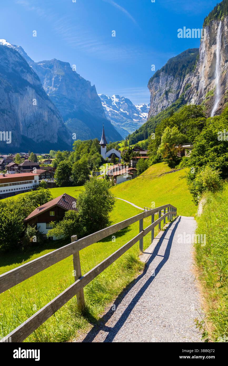 Blick auf das Dorf Lauterbrunnen im Sommer. Lauterbrunnen, Kanton Bern, Schweiz, Europa. Stockfoto