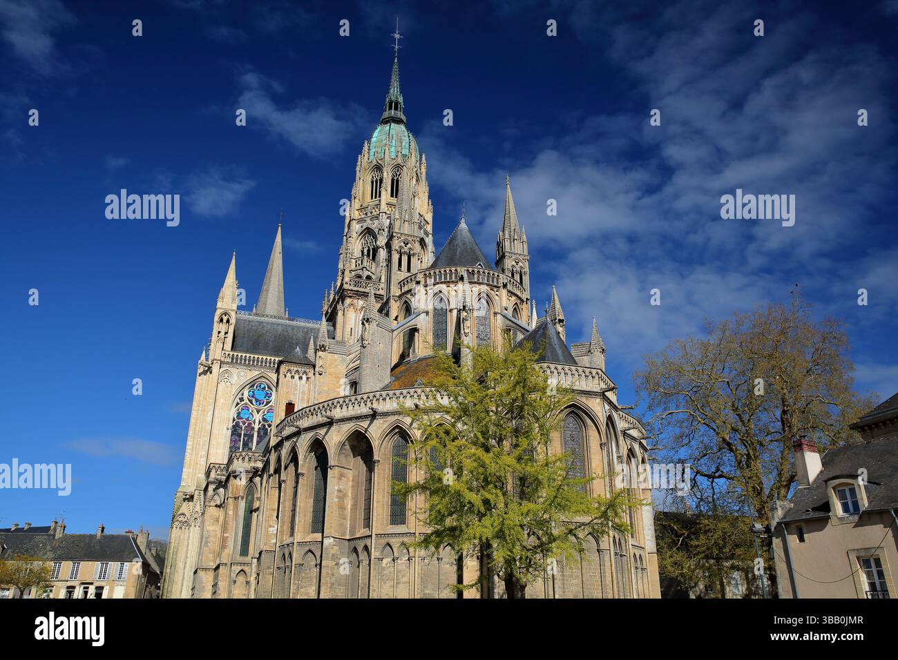 Die beeindruckende Kathedrale Notre Dame in Bayeux, Calvados, Normandie, Frankreich, mit ihren Türmen und dem Glockenturm Stockfoto