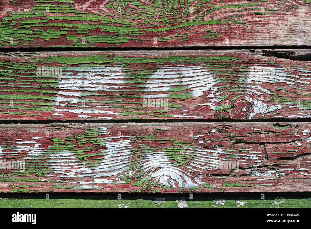 Ein Hintergrund mit der Textur von Holzdielen mit abblätternder grüner Farbe und weißen Zahlen. Close-up, ein hölzerner Eisenbahnwagen aus dem Zweiten Weltkrieg wi Stockfoto