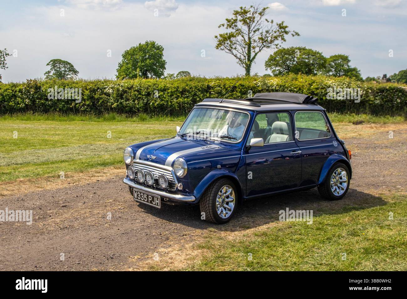 2000 Blue Rover Mini Cooper Sport Multi-Colour Limousine Benzinmotor 1275 ccm; 2025 Wheels Up North, Car Culture Event, modifizierter Klassiker und Supersportwagen Event, Longridge, England, Großbritannien Stockfoto