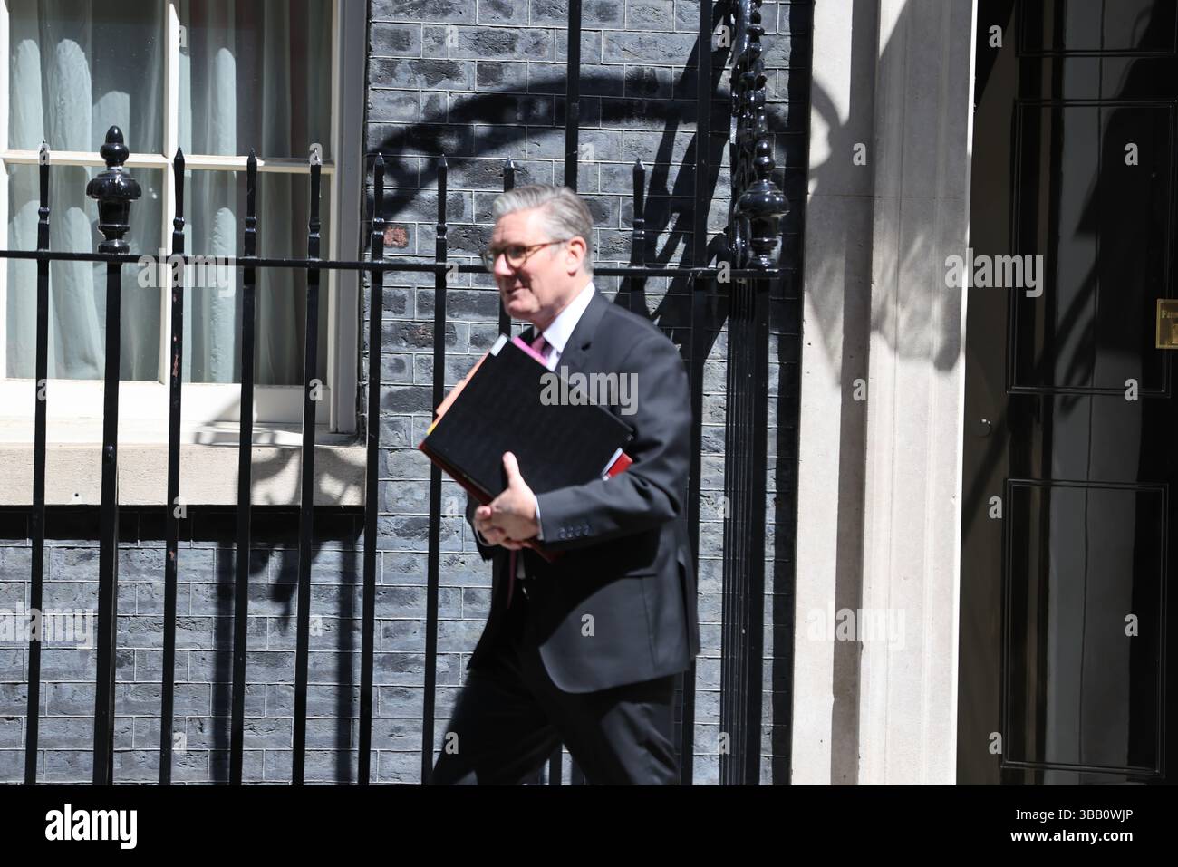 London, Großbritannien. Mai 2025. Der britische Premierminister Sir Keir Starmer verlässt die Downing Street 10, um an den wöchentlichen Fragen des Premierministers der PMQ im Parlament teilzunehmen. Quelle: Uwe Deffner/Alamy Live News Stockfoto London, Großbritannien. Mai 2025. Der britische Premierminister Sir Keir Starmer verlässt die Downing Street 10, um an den wöchentlichen Fragen des Premierministers der PMQ im Parlament teilzunehmen. Quelle: Uwe Deffner/Alamy Live News Stockfoto