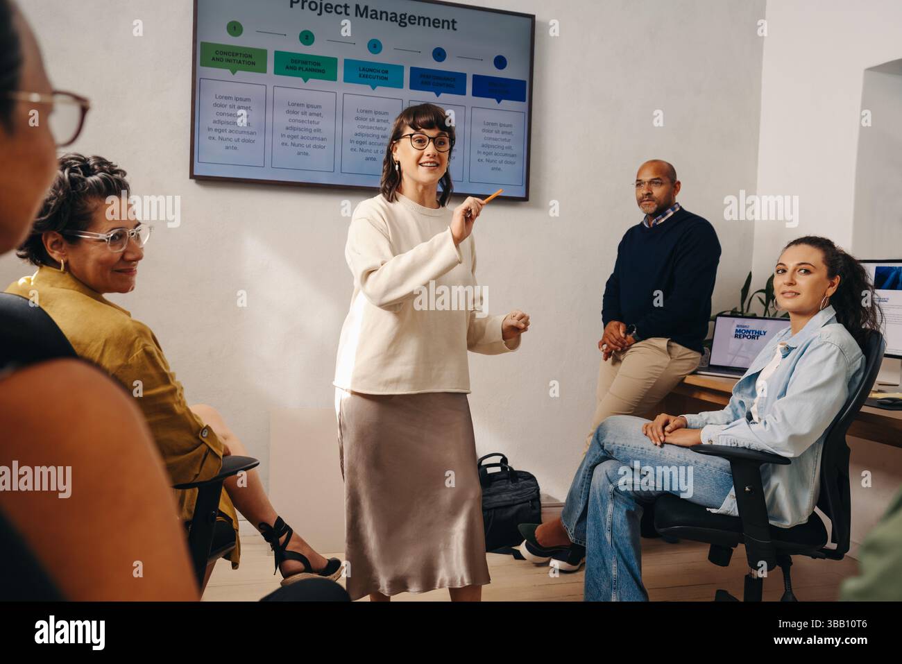 Projektmanagement-Team, das an einem gemeinsamen Meeting teilnimmt, Strategien mit einer digitalen Präsentation diskutiert und ein erfolgreiches Projekt plant Stockfoto