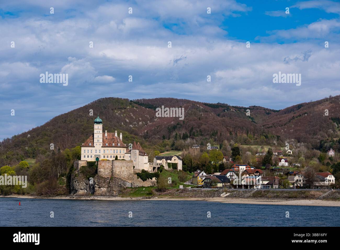 Schloss Schönbühel im niederösterreichischen Schönbühel-Aggsbach unterhalb Melk am rechten Donauufer stammt das Gebäude aus dem 12. Jahrhundert Stockfoto