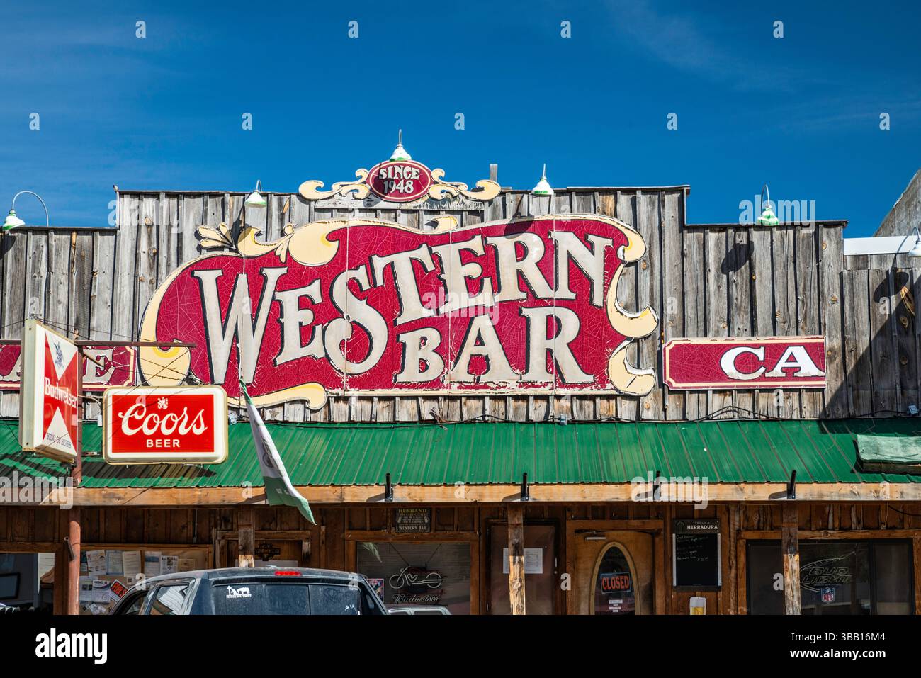 Schild an der Western Bar in der Burro Avenue in Cloudcroft, New Mexico, USA Stockfoto
