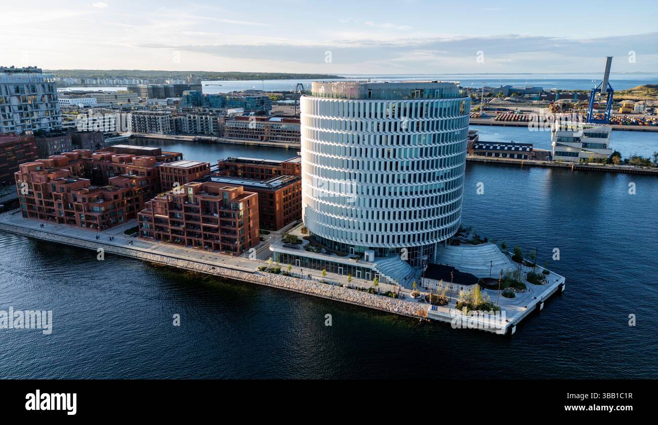 Med en højde på 60 meter er spidsen af ​​Nordø Københavns nye vartegn – et nutidigt fyrtårn af imponerende skala ved indsejlingen til Københavns havn. Stockfoto