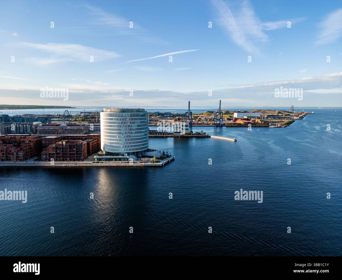 Med en højde på 60 meter er spidsen af ​​Nordø Københavns nye vartegn – et nutidigt fyrtårn af imponerende skala ved indsejlingen til Københavns havn. Stockfoto