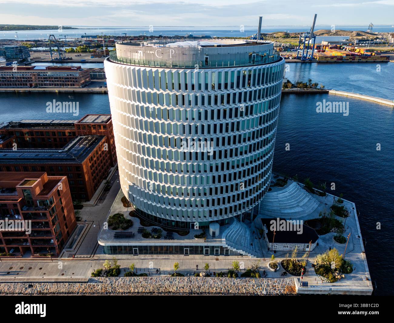 Med en højde på 60 meter er spidsen af ​​Nordø Københavns nye vartegn – et nutidigt fyrtårn af imponerende skala ved indsejlingen til Københavns havn. Stockfoto