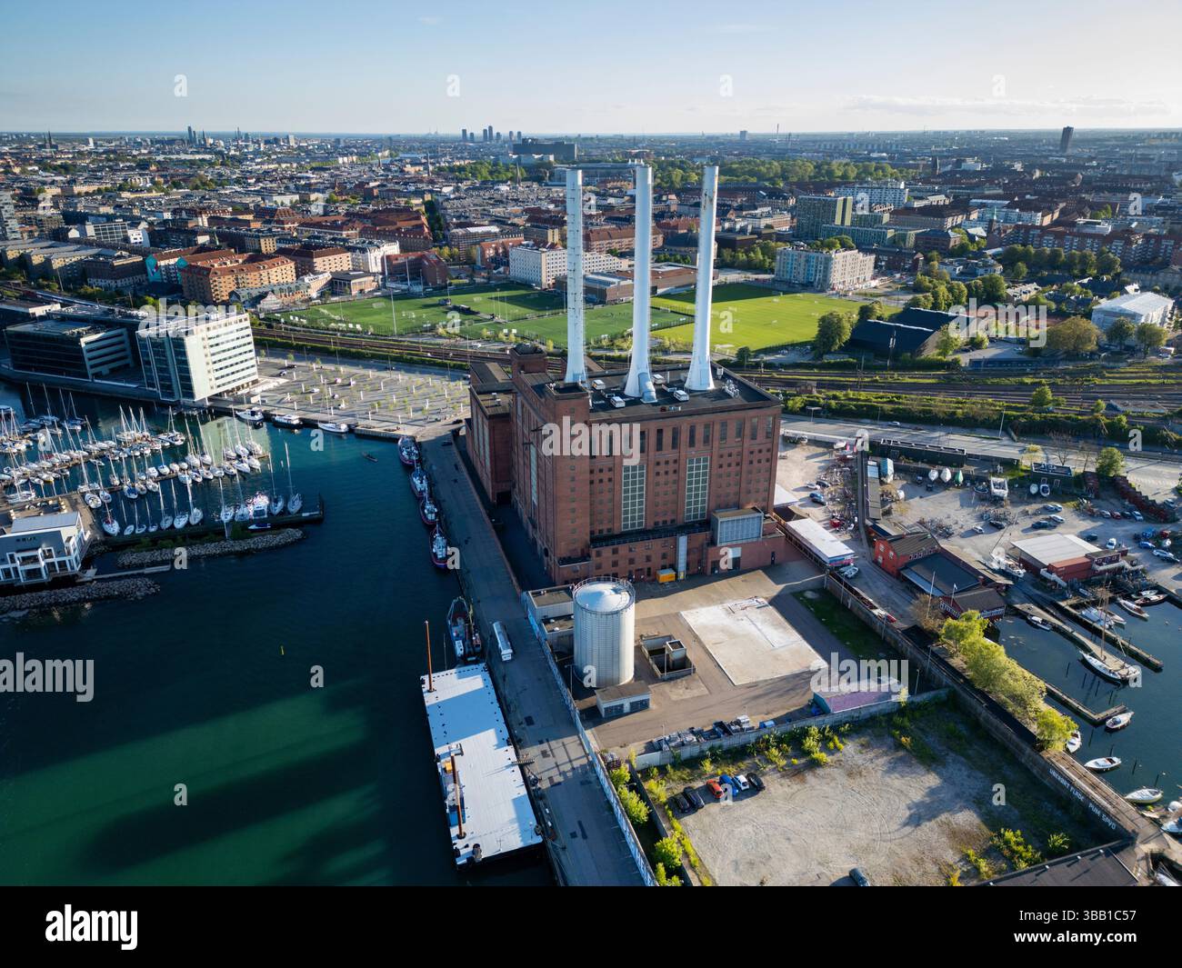 Svanemølleværket er et dansk varmeværk, der er beliggende ved Svanemøllebugten i Københavns Nordhavn. Værket er fra 1947-1953, er opført af Københavns Stockfoto