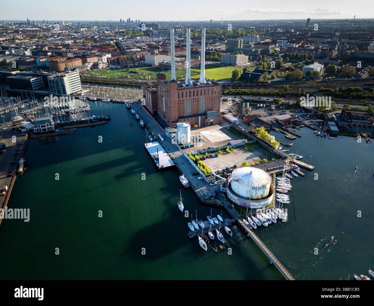 Svanemølleværket er et dansk varmeværk, der er beliggende ved Svanemøllebugten i Københavns Nordhavn. Værket er fra 1947-1953, er opført af Københavns Stockfoto