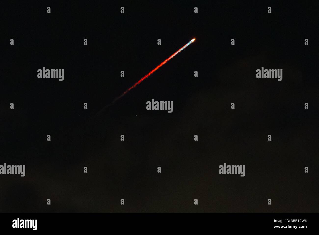 Der Raketenstart am Himmel sieht aus wie ein Sternschnuppen von weitem Stockfoto