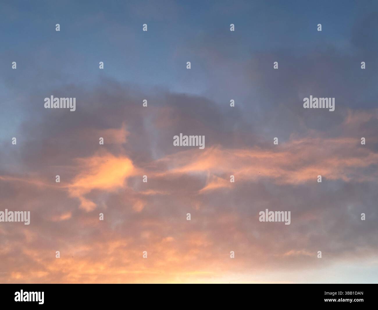 Der spektakuläre Sonnenuntergang übermalt den Himmel mit leuchtenden Farben und atemberaubendem Licht. - Smartphone-aufgenommenes Stockfoto