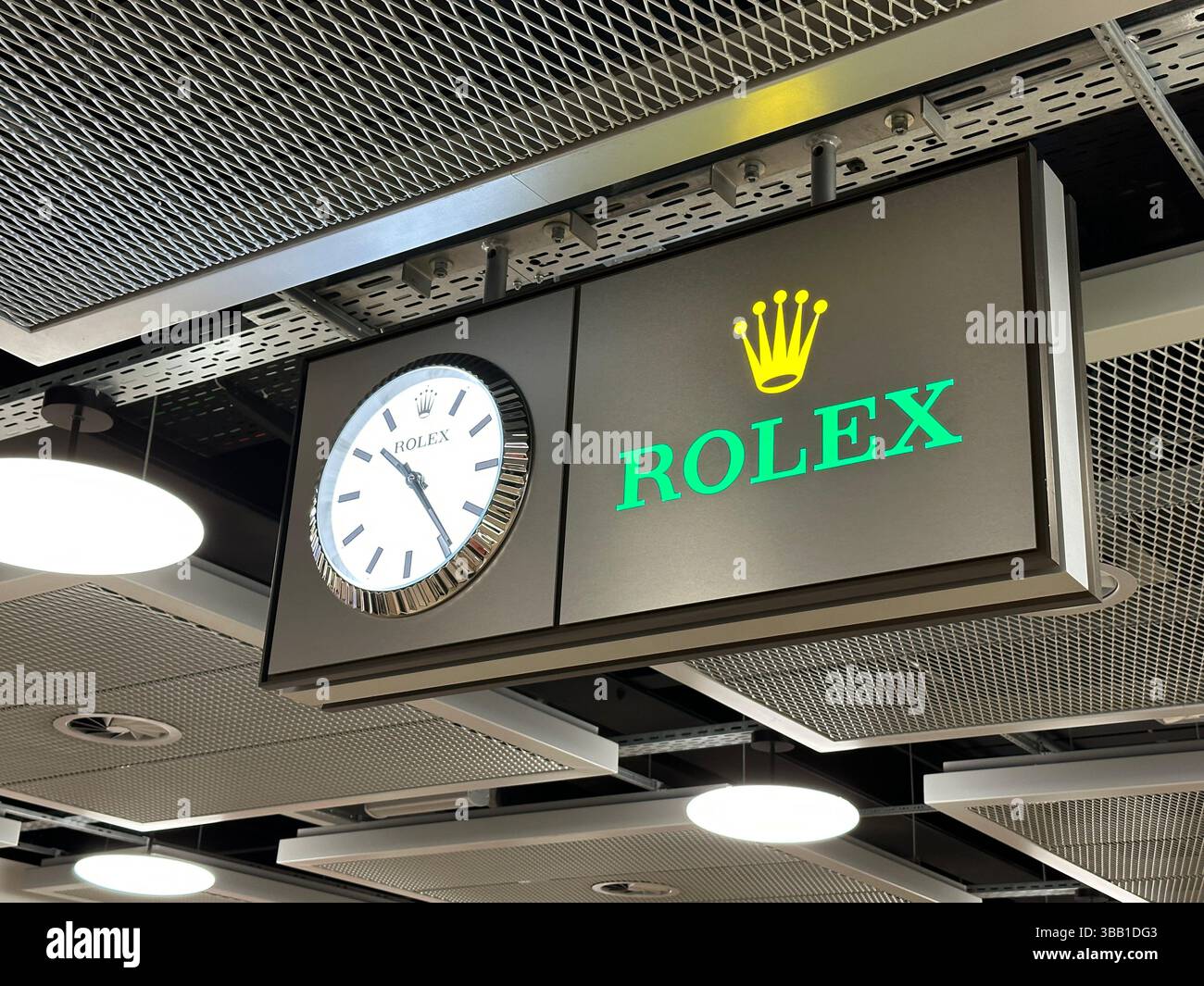 Genf, Schweiz - 16. Januar 2023: Rolex-Logo in Genf. Rolex SA ist ein Schweizer Uhrendesigner und -Hersteller mit Sitz in Genf. - Smartphone-aufgenommenes Stockfoto