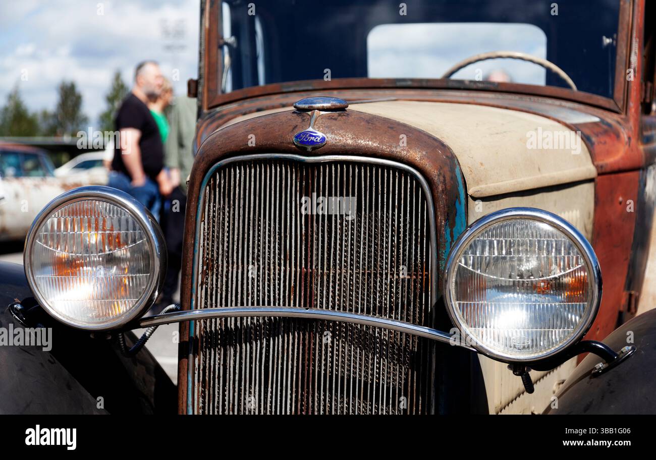Ein rustikaler Hot Rod aus der Vorkriegszeit mit originaler Patina und klassischen runden Scheinwerfern. Stockfoto