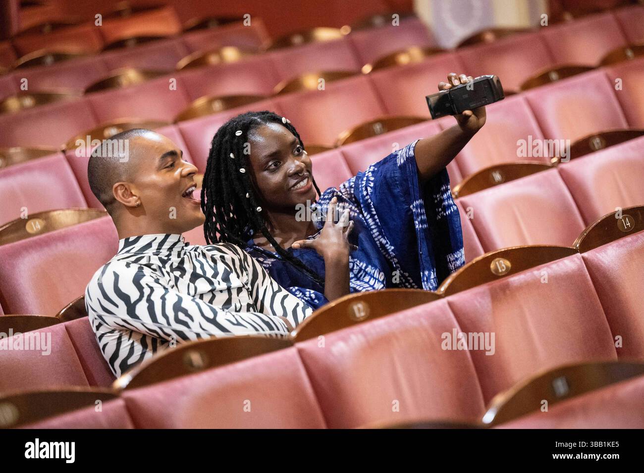 Der Schauspieler Layton Williams, der derzeit im Musical „Titanique“ spielt, und der Regisseur Simisolaoluwa Akande im Londoner Criterion Theatre starten die letzte Phase der „IT’s a Game Changer“-Kampagne der National Lottery, die die nächste Generation der Game Changers plattformt 0001. Ausgabedatum: Dienstag, 13. Mai 2025. Stockfoto