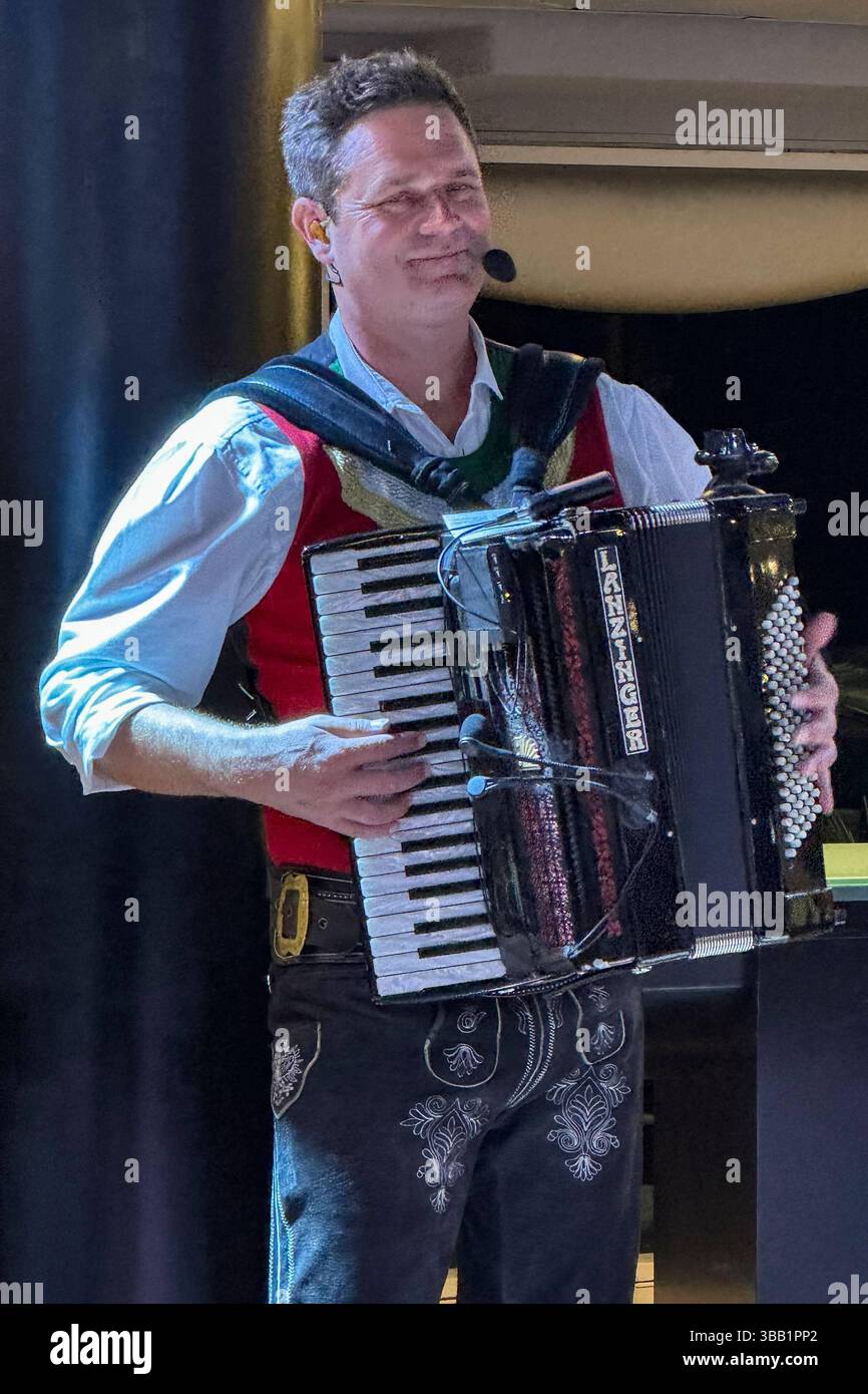 Die jungen Zillertaler JUZI gehen für eine Woche mit rund 80 Fans auf Kreuzfahrt durch die Adria. Die jungen Zillertaler Markus Unterladstaetter, Michael Ringler, Daniel Prantl aus Oesterreich auf dem Schiff MSC Armonia - Kuerbisfeld die jungen Zillertaler JUZI gehen für eine Woche mit rund 80 Fans auf Kreuzfahrt durch die Adria. Deutschland, Adria, MSC Armonia, 01.11.2024 *** die junge Zillertal JUZI unternahm eine Woche lang mit rund 80 Fans die junge Zillertal JUZI Markus Unterladstaetter, Michael Ringler, Daniel Prantl aus Österreich auf dem Schiff MSC Armo Stockfoto