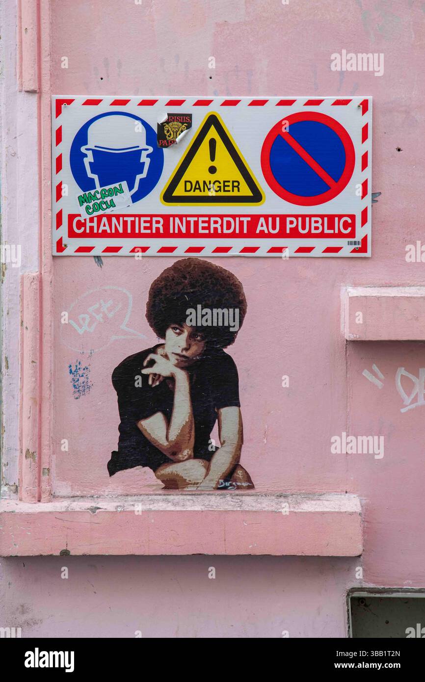 Montmartre Street Art: Poster mit ausgeschnittener Weizenpaste von Docteur Bergman auf rosa Haus in der Rue Germain Pilon 31 im 18. Arrondissement von Paris, Frankreich Stockfoto