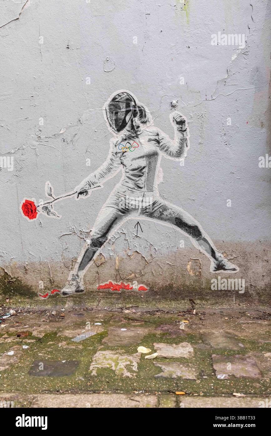 Montmartre Street Art: Weizenpasten-Ausschnitt aus Fechter mit einer Rose als Schwert auf der Rue André Antoine Mauer im 18. Arrondissement von Paris, Frankreich Stockfoto