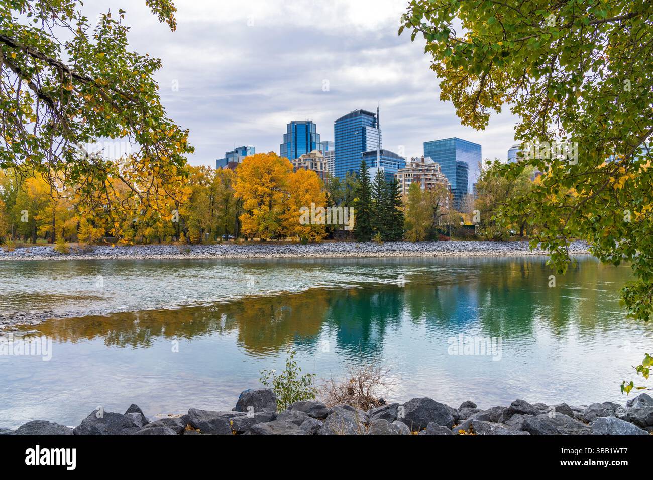 Prince's Island Park Herbstlaub Landschaft. Bow River Bank, Downtown Calgary, Alberta, Kanada. Stockfoto