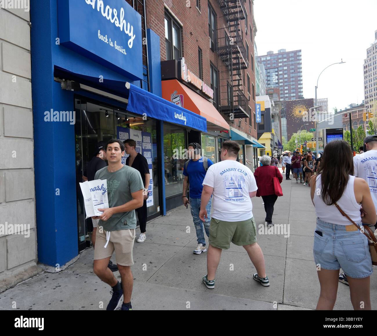 Bei der Eröffnung von Smashy, einem Burgerclub am Union Square in New York, tauchen am Samstag, den 3. Mai 2025 eine Menschenmenge auf. Die Hamburger-Kette mit Sitz in Budapest eröffnete ihre erste Niederlassung in den Vereinigten Staaten und bot 1000 kostenlose Burger an, die eine große Menschenmenge garantieren. (© Richard B. Levine) Stockfoto