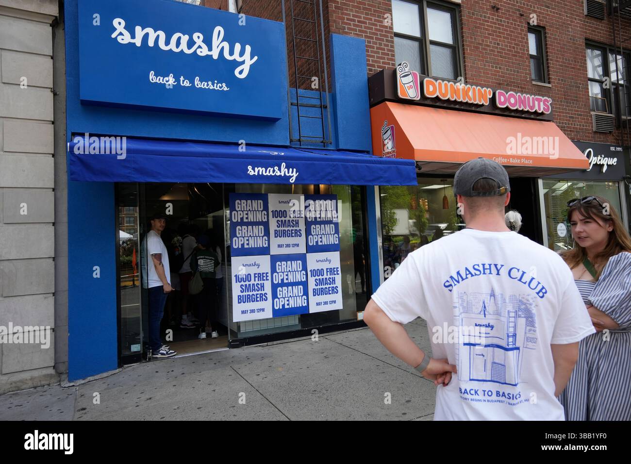 Bei der Eröffnung von Smashy, einem Burgerclub am Union Square in New York, tauchen am Samstag, den 3. Mai 2025 eine Menschenmenge auf. Die Hamburger-Kette mit Sitz in Budapest eröffnete ihre erste Niederlassung in den Vereinigten Staaten und bot 1000 kostenlose Burger an, die eine große Menschenmenge garantieren. (© Richard B. Levine) Stockfoto