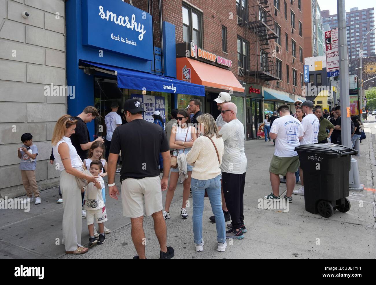 Bei der Eröffnung von Smashy, einem Burgerclub am Union Square in New York, tauchen am Samstag, den 3. Mai 2025 eine Menschenmenge auf. Die Hamburger-Kette mit Sitz in Budapest eröffnete ihre erste Niederlassung in den Vereinigten Staaten und bot 1000 kostenlose Burger an, die eine große Menschenmenge garantieren. (© Richard B. Levine) Stockfoto