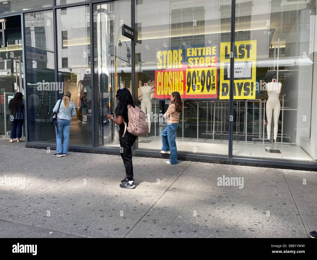 Der Forever 21-Laden im Viertel Herald Square in New York ist mit Schildern geschmückt, die ihren letzten Tag am Dienstag, den 29. April 2025, verkünden. Forever 21 meldete erneut Konkursschutz an und wird seine Geschäftstätigkeit aufgeben. (© Frances M. Roberts) Stockfoto