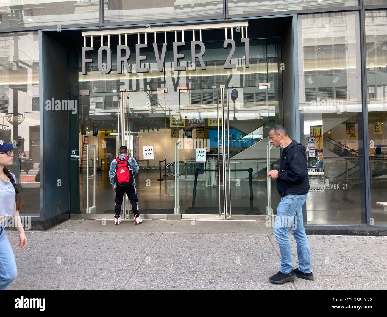 Der Forever 21-Laden im Viertel Herald Square in New York ist mit Schildern geschmückt, die ihren letzten Tag am Dienstag, den 29. April 2025, verkünden. Forever 21 meldete erneut Konkursschutz an und wird seine Geschäftstätigkeit aufgeben. (© Frances M. Roberts) Stockfoto