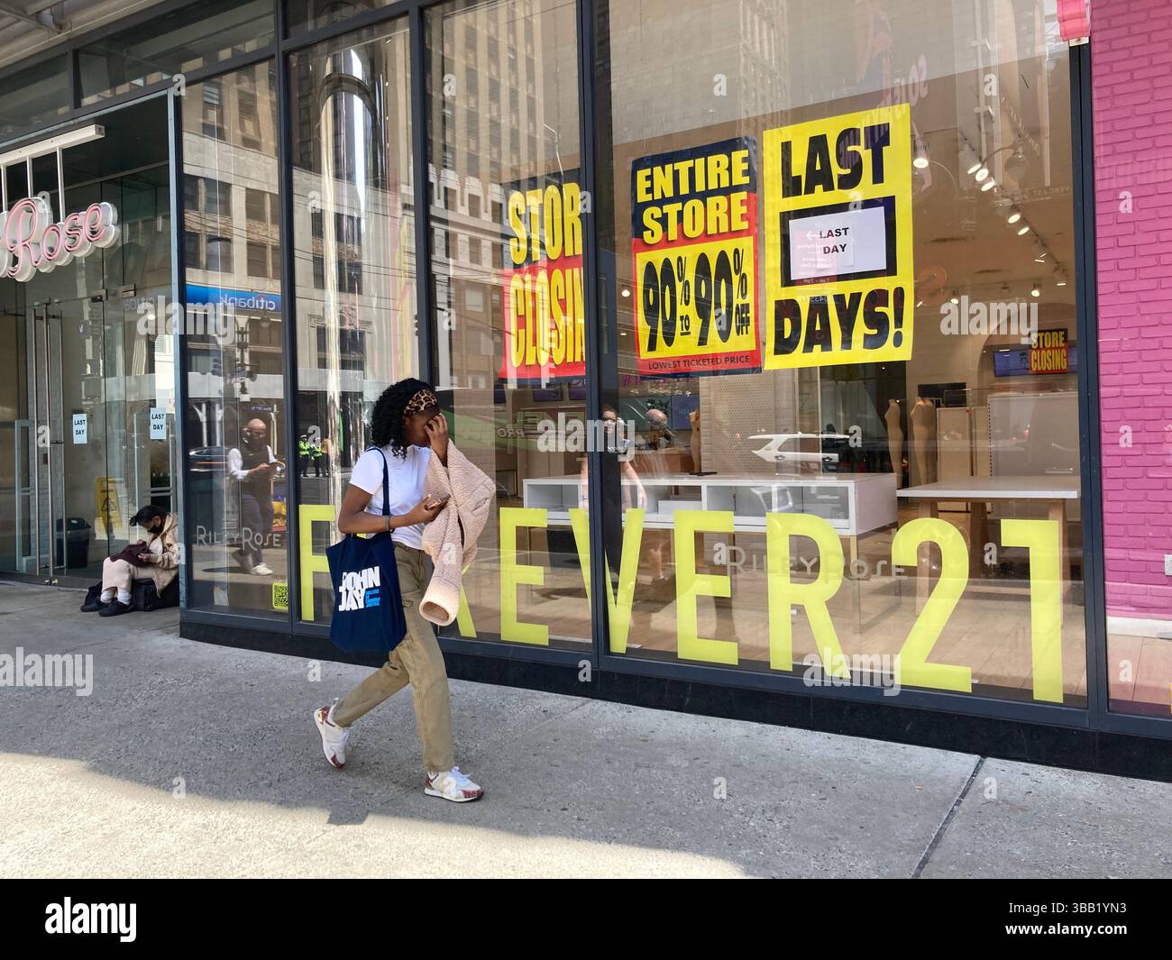 Der Forever 21-Laden im Viertel Herald Square in New York ist mit Schildern geschmückt, die ihren letzten Tag am Dienstag, den 29. April 2025, verkünden. Forever 21 meldete erneut Konkursschutz an und wird seine Geschäftstätigkeit aufgeben. (© Frances M. Roberts) Stockfoto