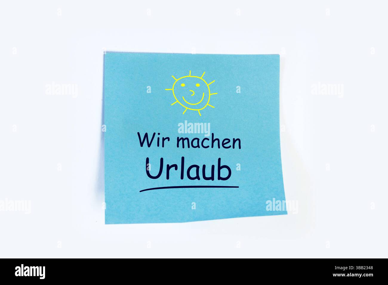 Notizblock mit hinzugefügtem Text wir MACHEN URLAUB vor weißem Hintergrund Stockfoto