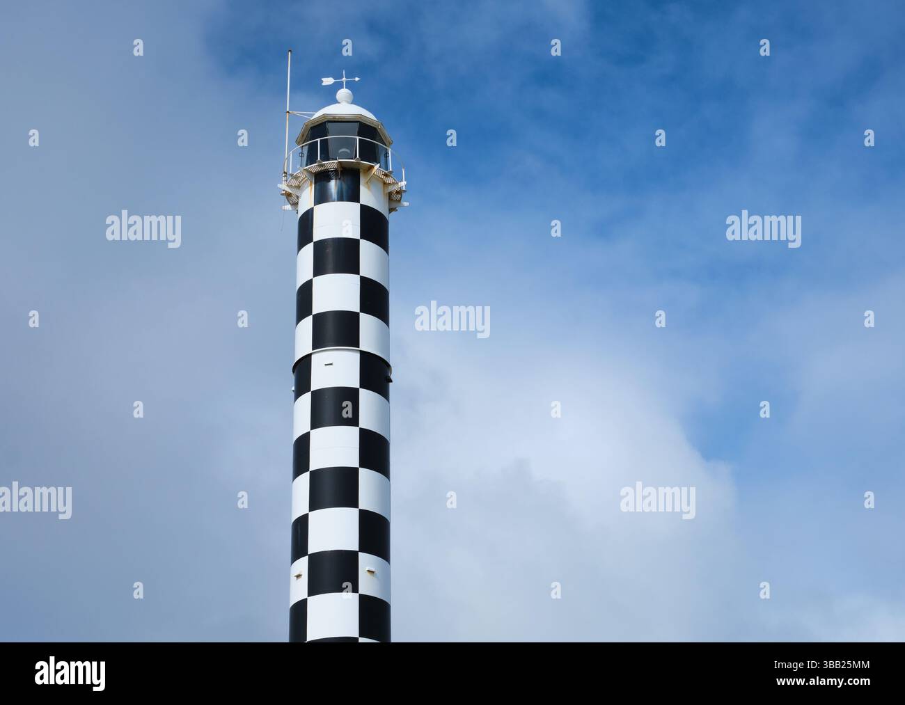 Der schwarz-weiß karierte Leuchtturm befindet sich in der regionalen Stadt Bunbury im Südwesten Westaustraliens. Stockfoto