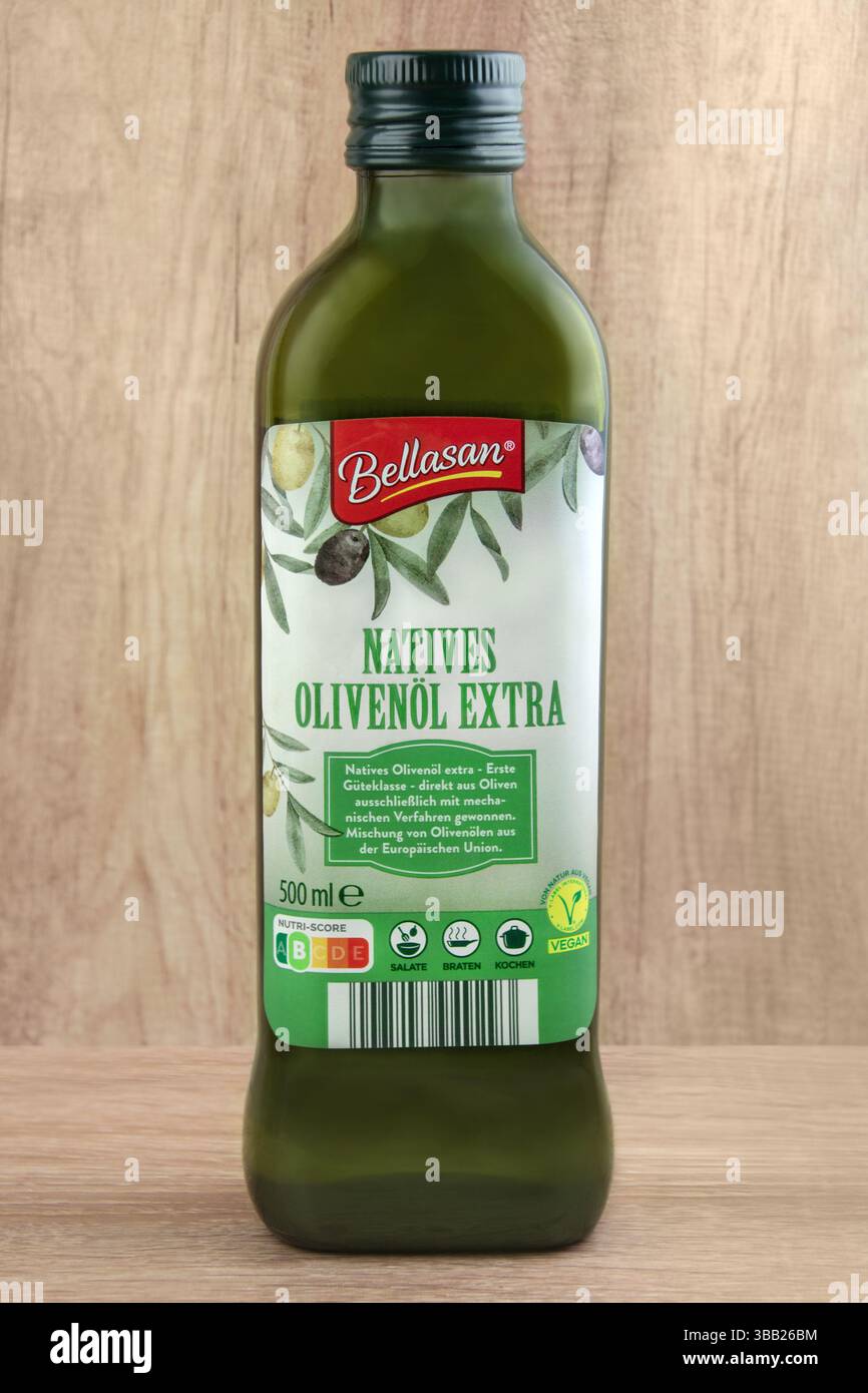 1 Flasche Bellasan Natives Olivenöl Extra 500 ml Stockfoto