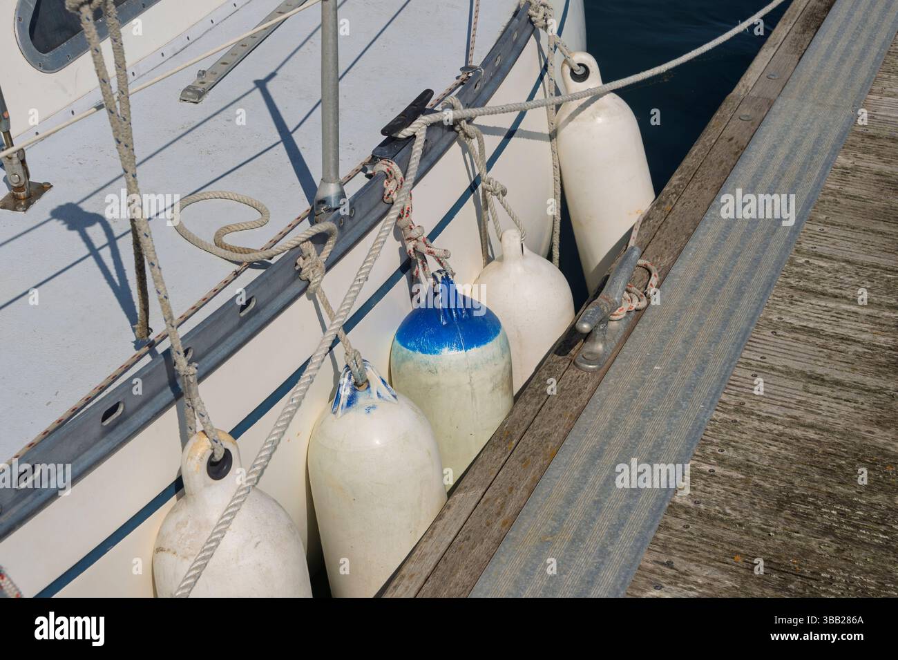 Segelboot mit Kotflügeln zum Schutz vor dem Dock, wenn es vertäut ist Stockfoto