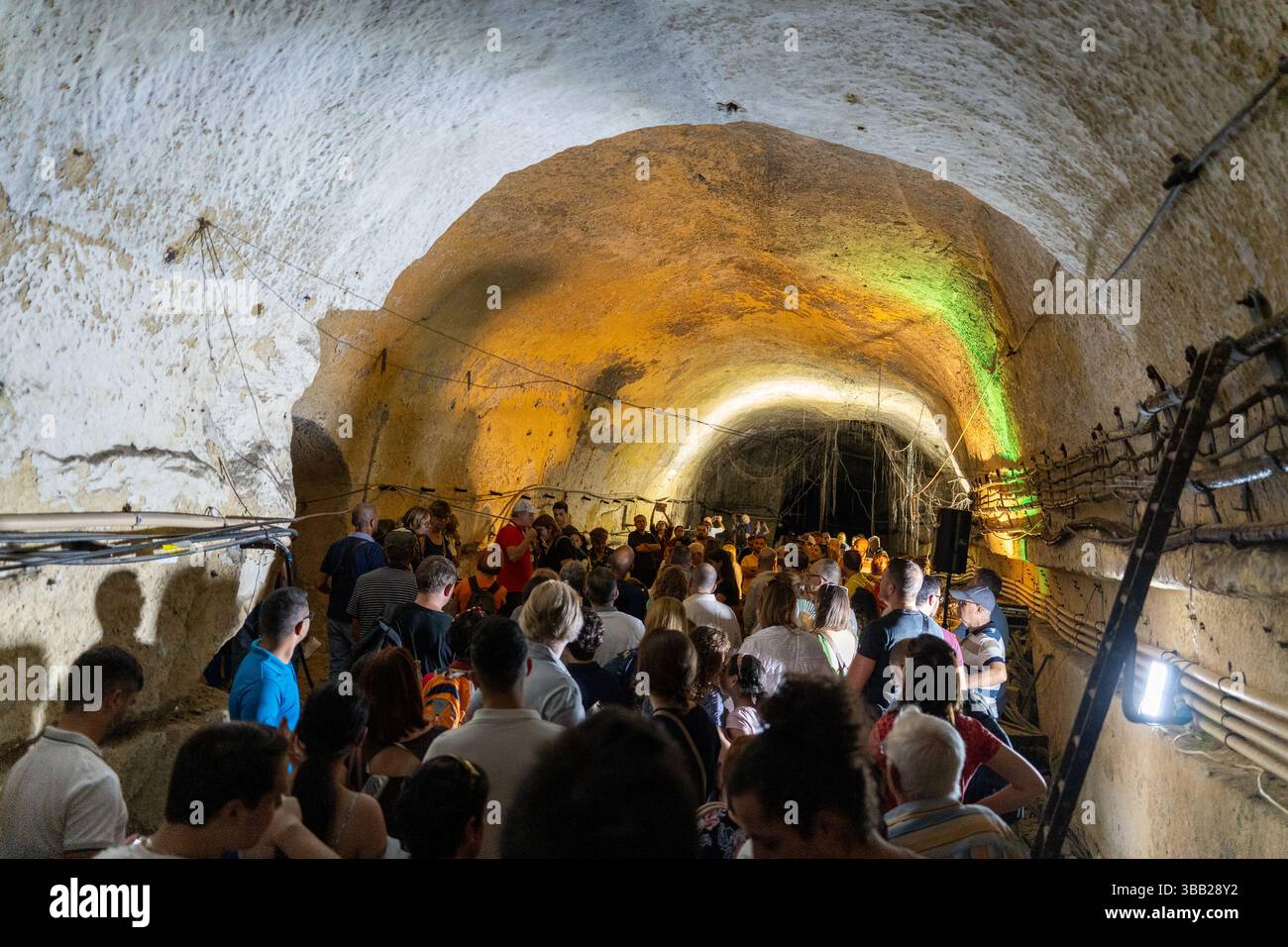 Floriana, Malta - 20. Oktober 2024: Eine große Menschenmenge besucht eine unterirdische Führung in einem schwach beleuchteten Malta Eisenbahntunnel während der Genna ta Gonna Veranstaltung Stockfoto