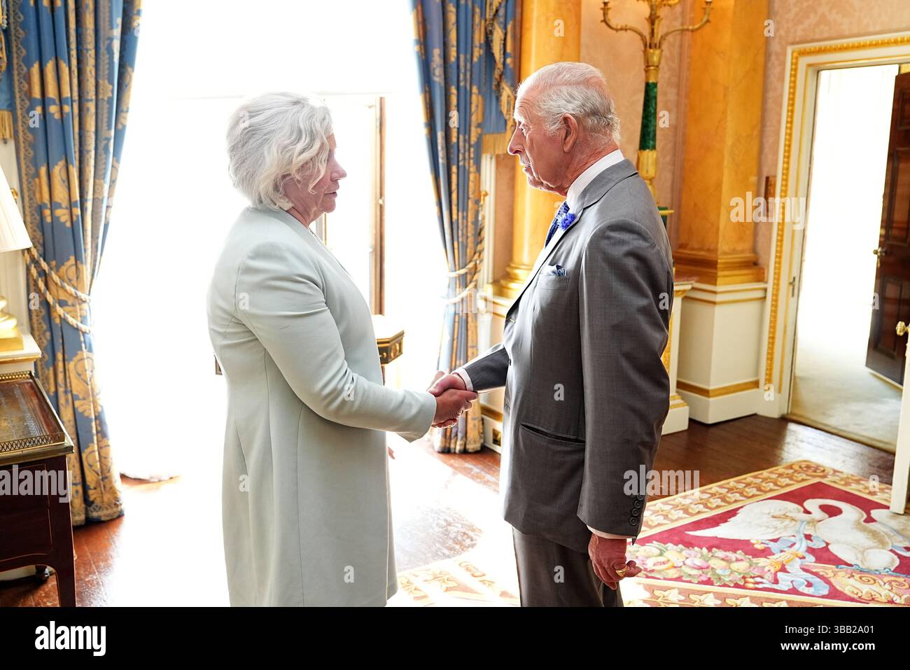 König Karl III. Hält eine Audienz mit Black Rod, Sarah Clarke, im Buckingham Palace in London. Bilddatum: Mittwoch, 14. Mai 2025. Stockfoto