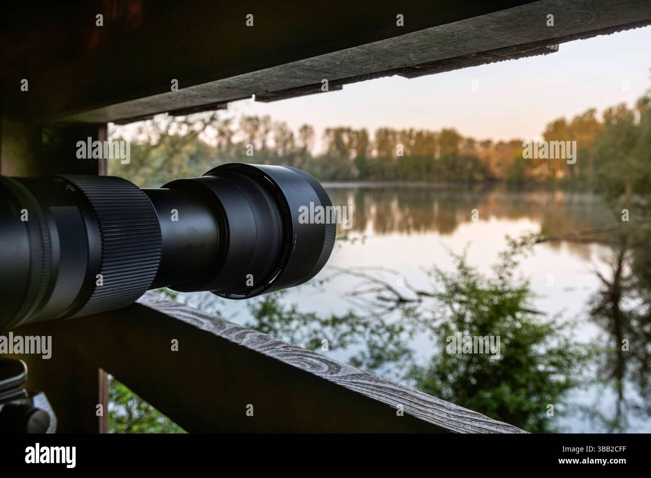 Beobachtungshütte im Naturschutzgebiet Biseller Insel bei Xanten, Auenlandschaft am Altrhein, Rückzugsgebiet für viele Tierarten - Xanten, Nordrhein-Westfalen, Deutschland *** Aussichtshütte im Naturschutzgebiet Bislicher Insel bei Xanten, Auenlandschaft am Altrhein, Rückzugsgebiet für viele Tierarten Xanten, Nordrhein-Westfalen, Deutschland Stockfoto